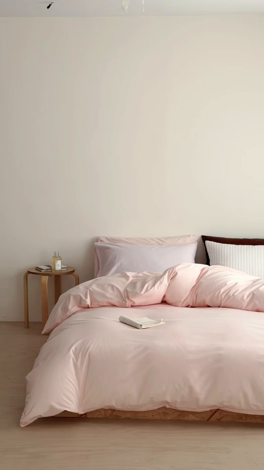 91家纺网 家纺一手货源 找家纺 蜜宿 2026新款纯色混搭全棉纯棉40s水洗棉四件套 粉色星球（枕套粉蓝竖条+可可棕）