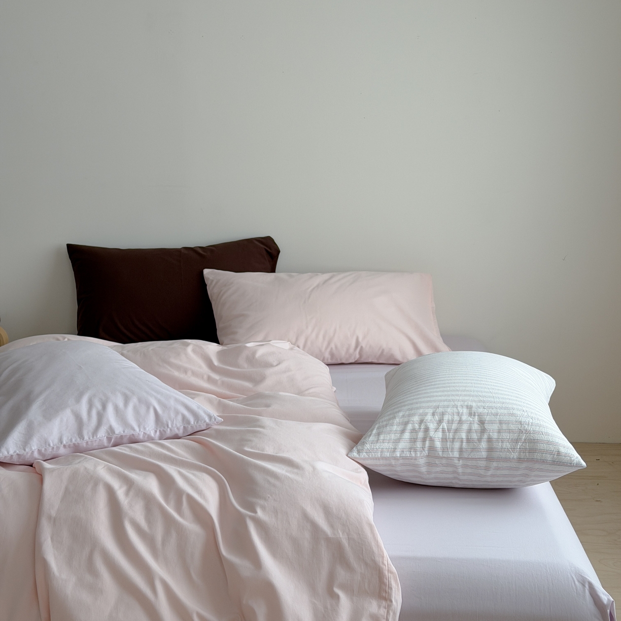 91家纺网 家纺一手货源 找家纺 蜜宿 2026新款纯色混搭全棉纯棉40s水洗棉四件套 粉色星球（枕套可可棕+风信紫）