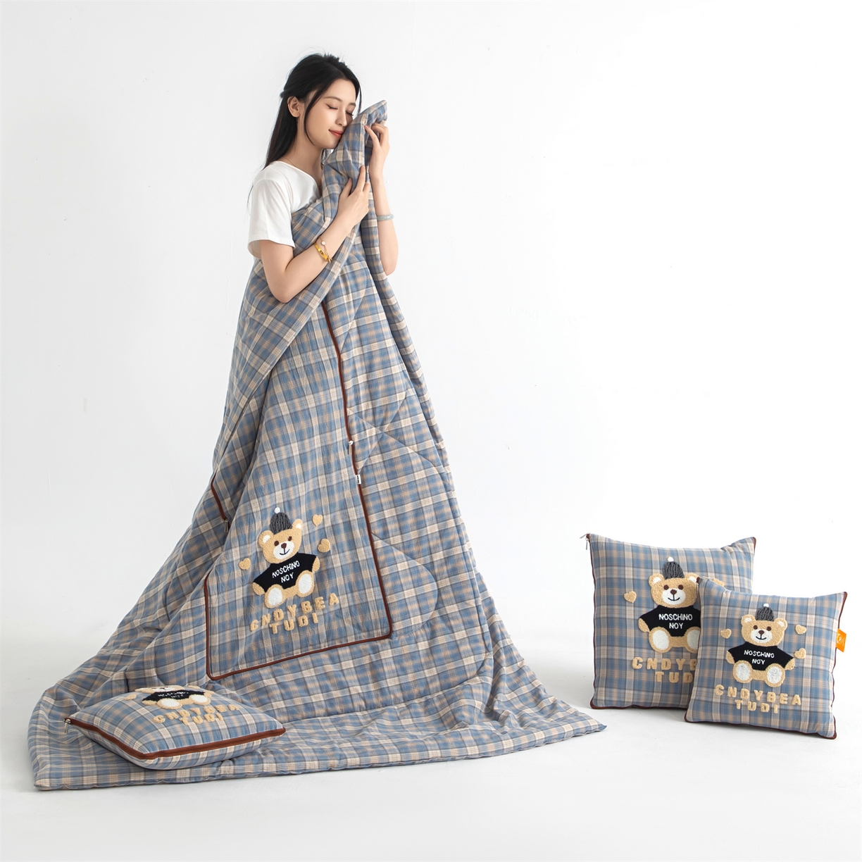 91家纺网 家纺一手货源 找家纺 （总）宝马家纺（原梦童画） 2026新款全棉色织帽子熊抱枕被