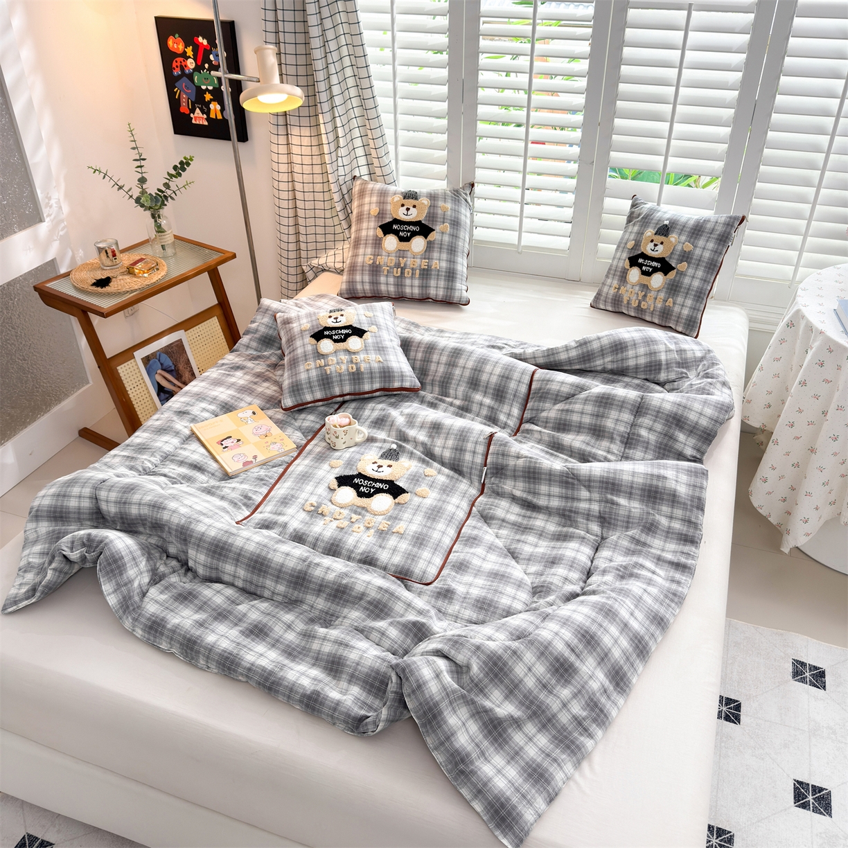 91家纺网 家纺一手货源 找家纺 宝马家纺（原梦童画） 2026新款全棉色织帽子熊抱枕被 可爱熊-灰