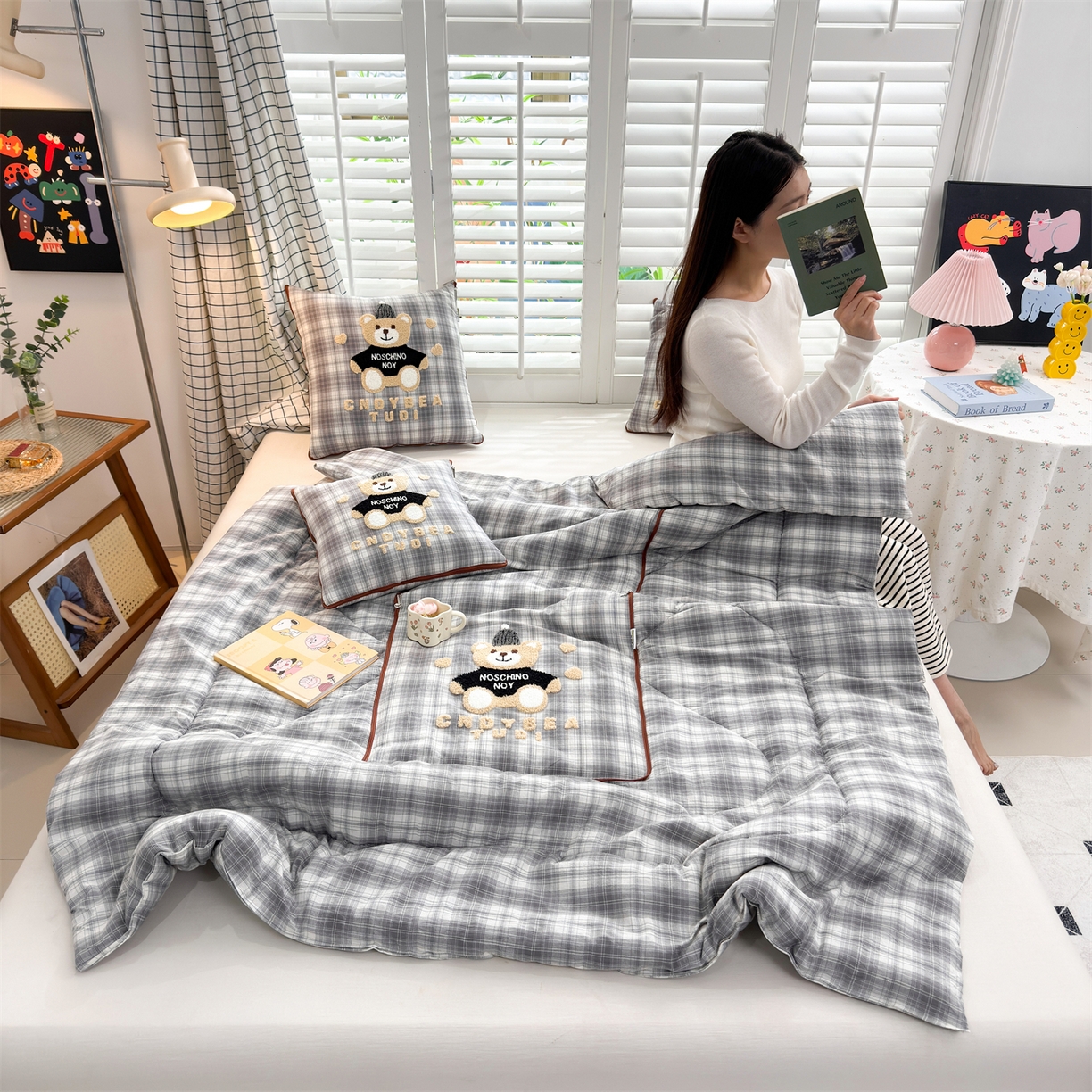 91家纺网 家纺一手货源 找家纺 宝马家纺（原梦童画） 2026新款全棉色织帽子熊抱枕被 可爱熊-灰