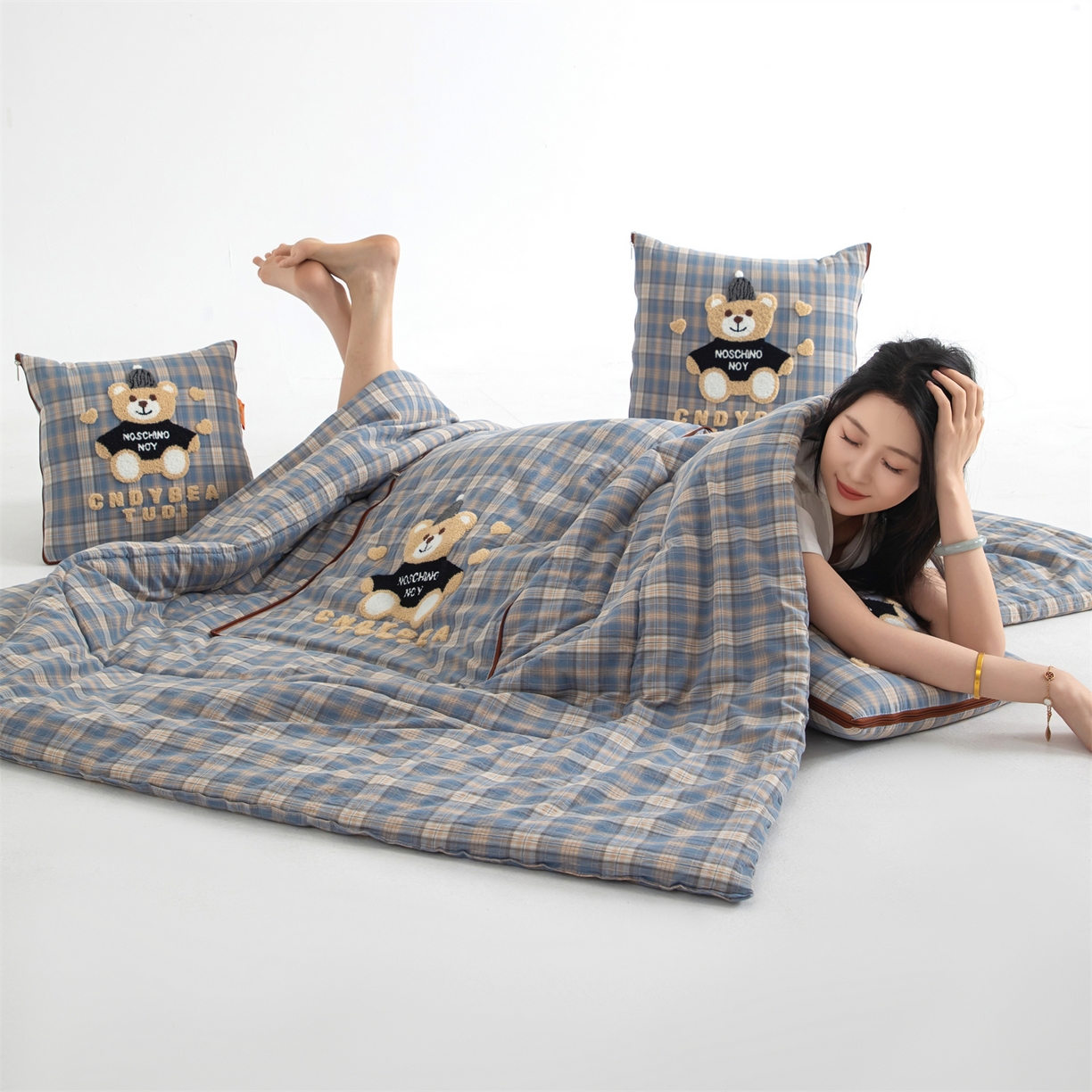 91家纺网 家纺一手货源 找家纺 宝马家纺（原梦童画） 2026新款全棉色织帽子熊抱枕被 可爱熊-蓝