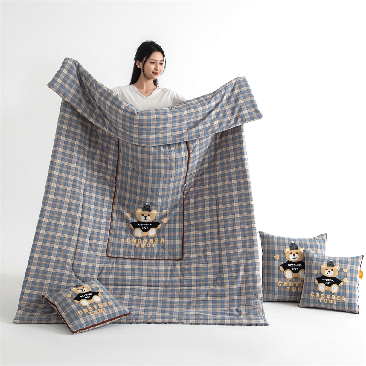 91家纺网 家纺一手货源 找家纺 宝马家纺（原梦童画） 2026新款全棉色织帽子熊抱枕被 可爱熊-蓝