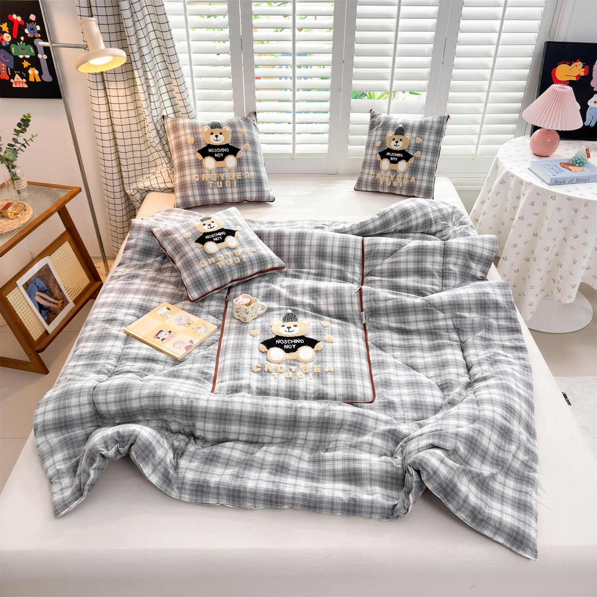 91家纺网 家纺一手货源 找家纺 宝马家纺（原梦童画） 2026新款全棉色织帽子熊抱枕被 可爱熊-灰