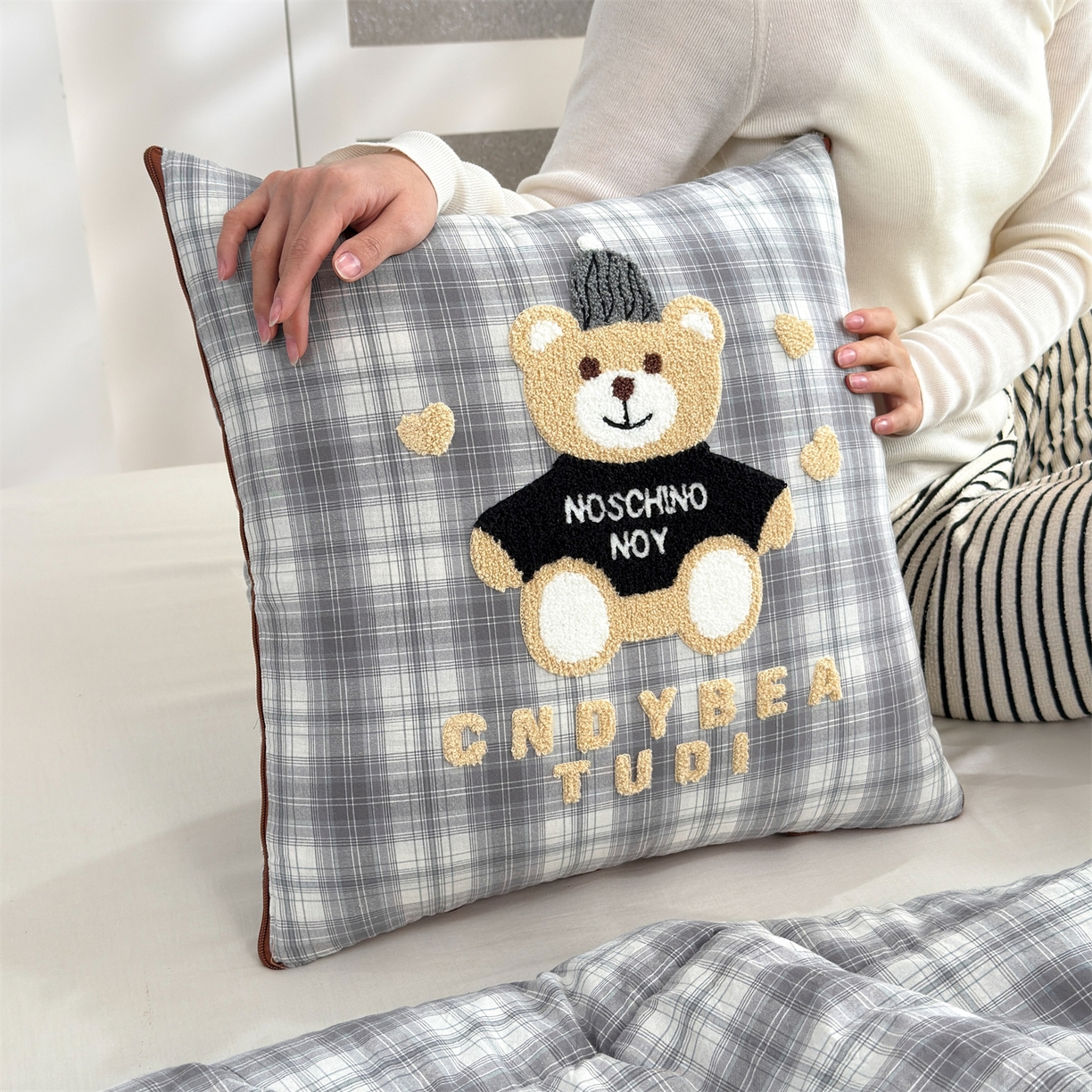 91家纺网 家纺一手货源 找家纺 宝马家纺（原梦童画） 2026新款全棉色织帽子熊抱枕被 可爱熊-灰