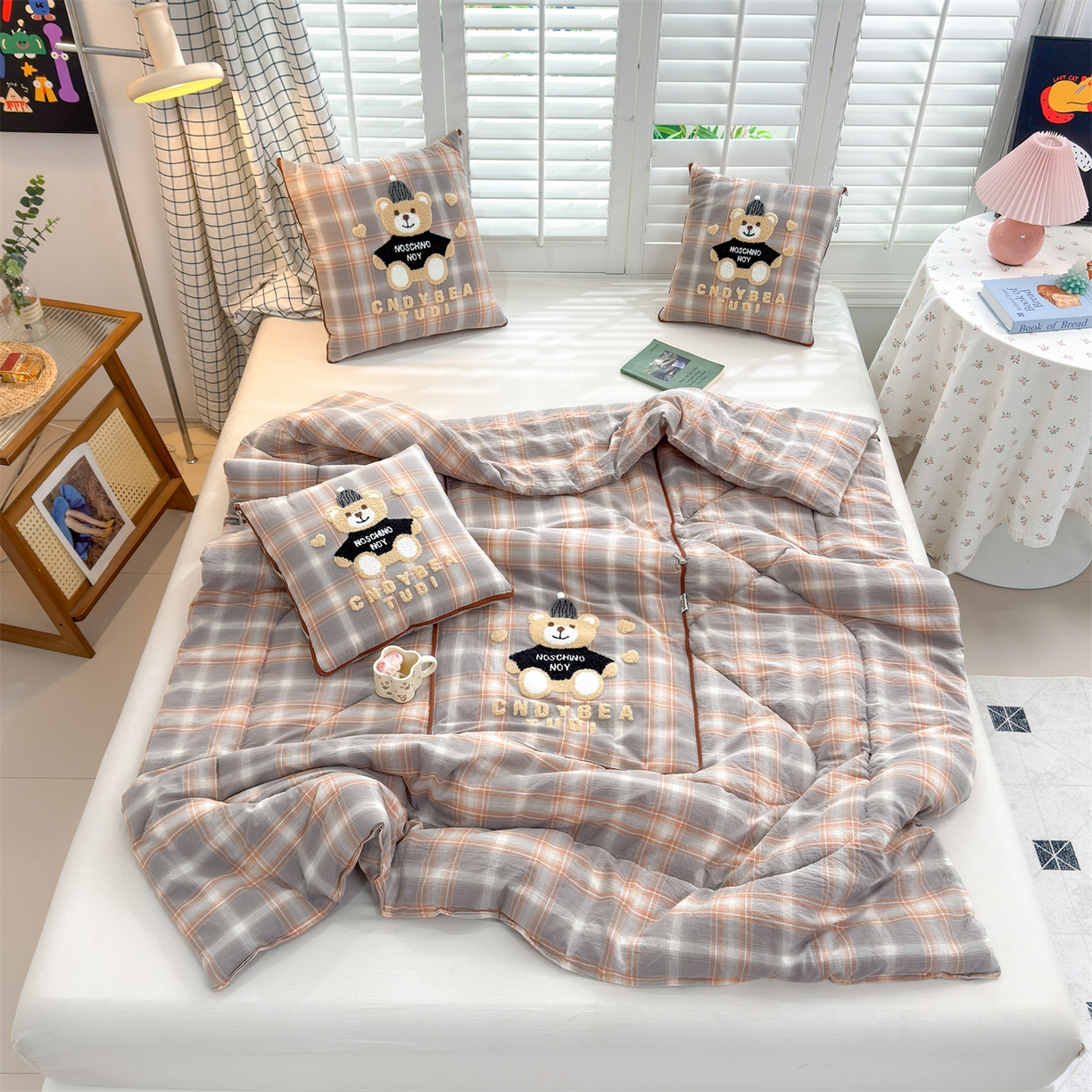 91家纺网 家纺一手货源 找家纺 宝马家纺（原梦童画） 2026新款全棉色织帽子熊抱枕被 可爱熊-橘