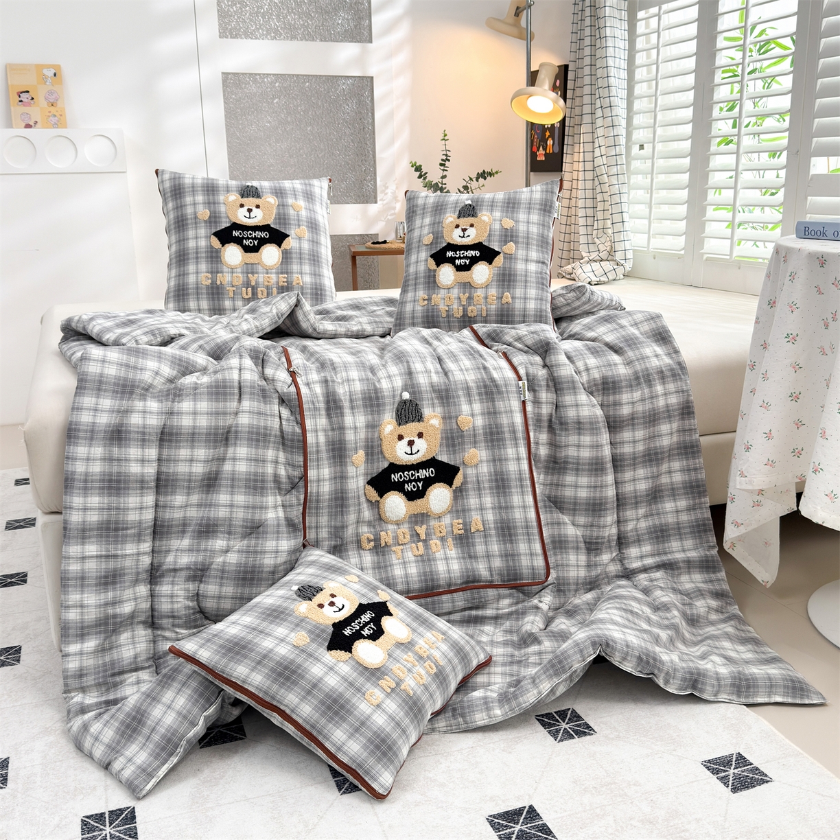 91家纺网 家纺一手货源 找家纺 宝马家纺（原梦童画） 2026新款全棉色织帽子熊抱枕被 可爱熊-灰