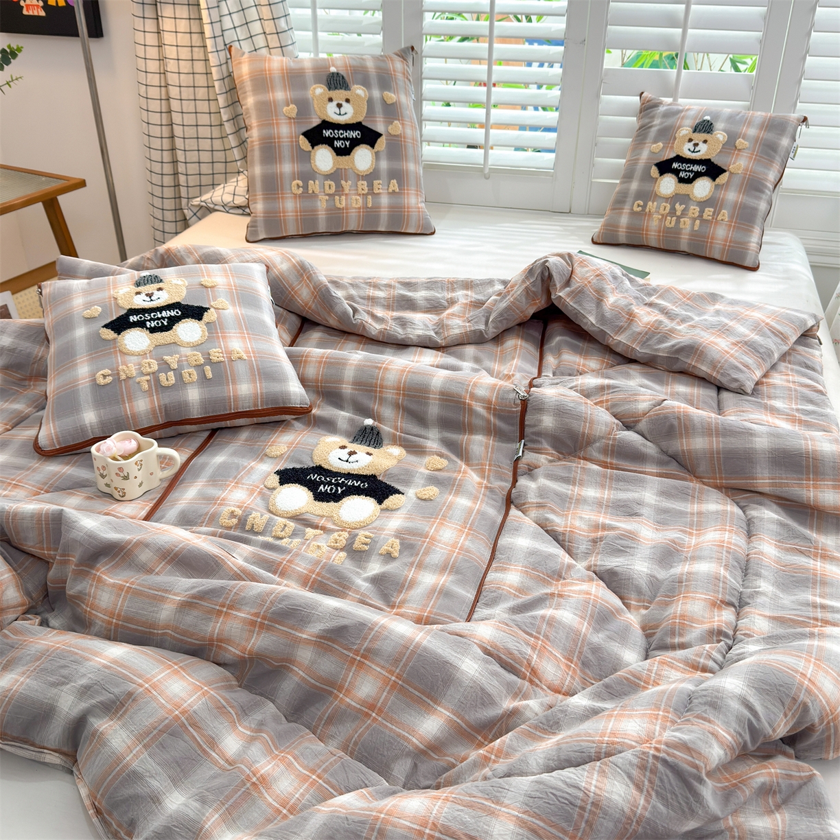 91家纺网 家纺一手货源 找家纺 宝马家纺（原梦童画） 2026新款全棉色织帽子熊抱枕被 可爱熊-橘