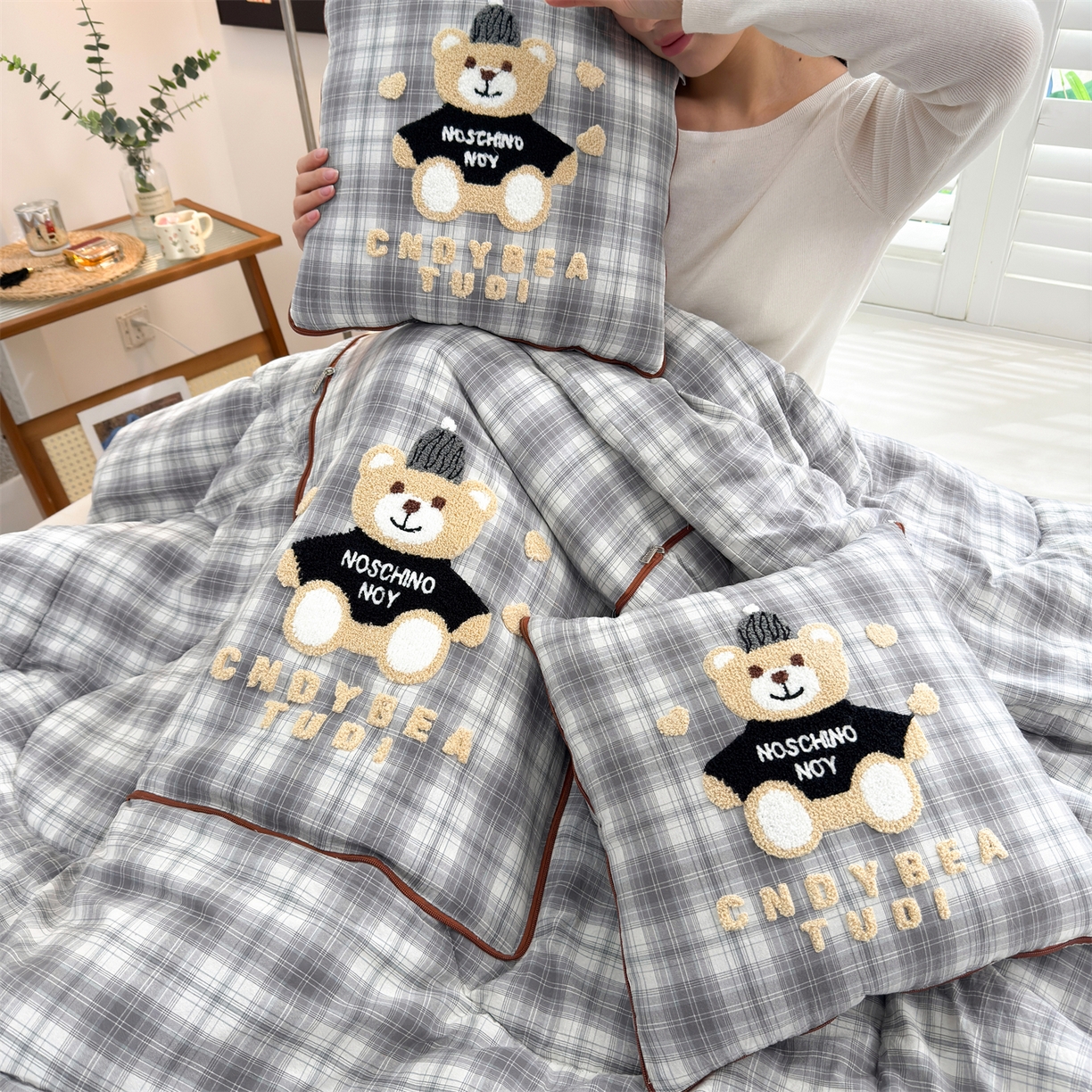 91家纺网 家纺一手货源 找家纺 宝马家纺（原梦童画） 2026新款全棉色织帽子熊抱枕被 可爱熊-灰