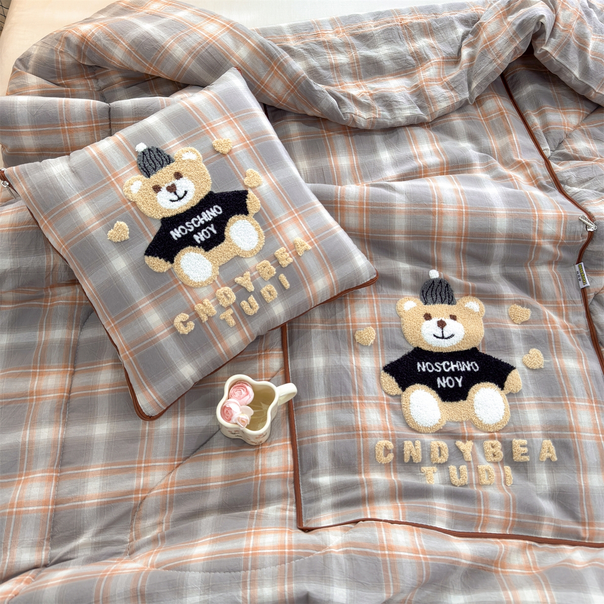 91家纺网 家纺一手货源 找家纺 宝马家纺（原梦童画） 2026新款全棉色织帽子熊抱枕被 可爱熊-橘