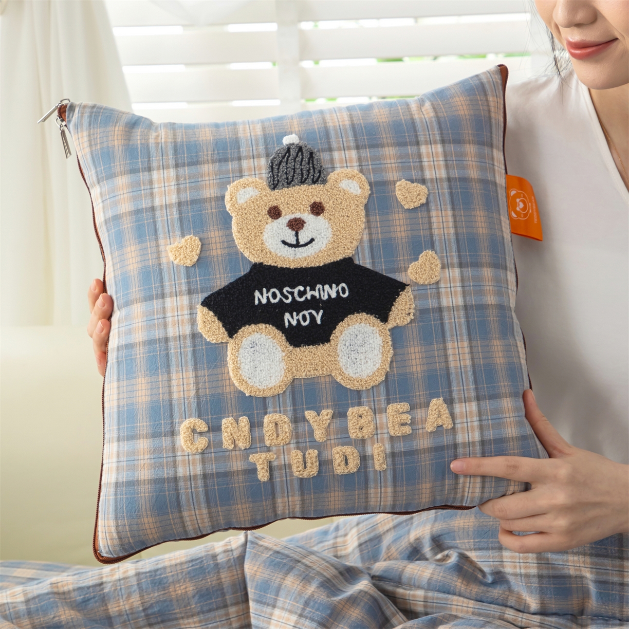 91家纺网 家纺一手货源 找家纺 宝马家纺（原梦童画） 2026新款全棉色织帽子熊抱枕被 可爱熊-蓝