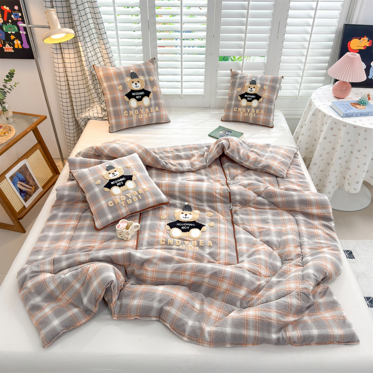 91家纺网 家纺一手货源 找家纺 宝马家纺（原梦童画） 2026新款全棉色织帽子熊抱枕被 可爱熊-橘