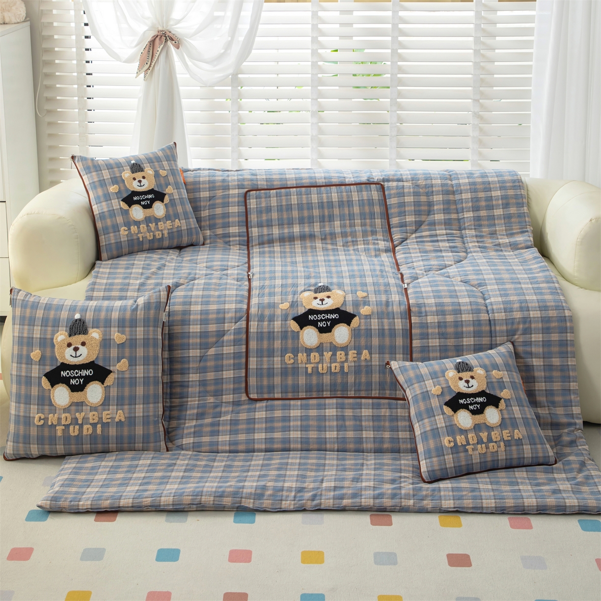 91家纺网 家纺一手货源 找家纺 宝马家纺（原梦童画） 2026新款全棉色织帽子熊抱枕被 可爱熊-蓝