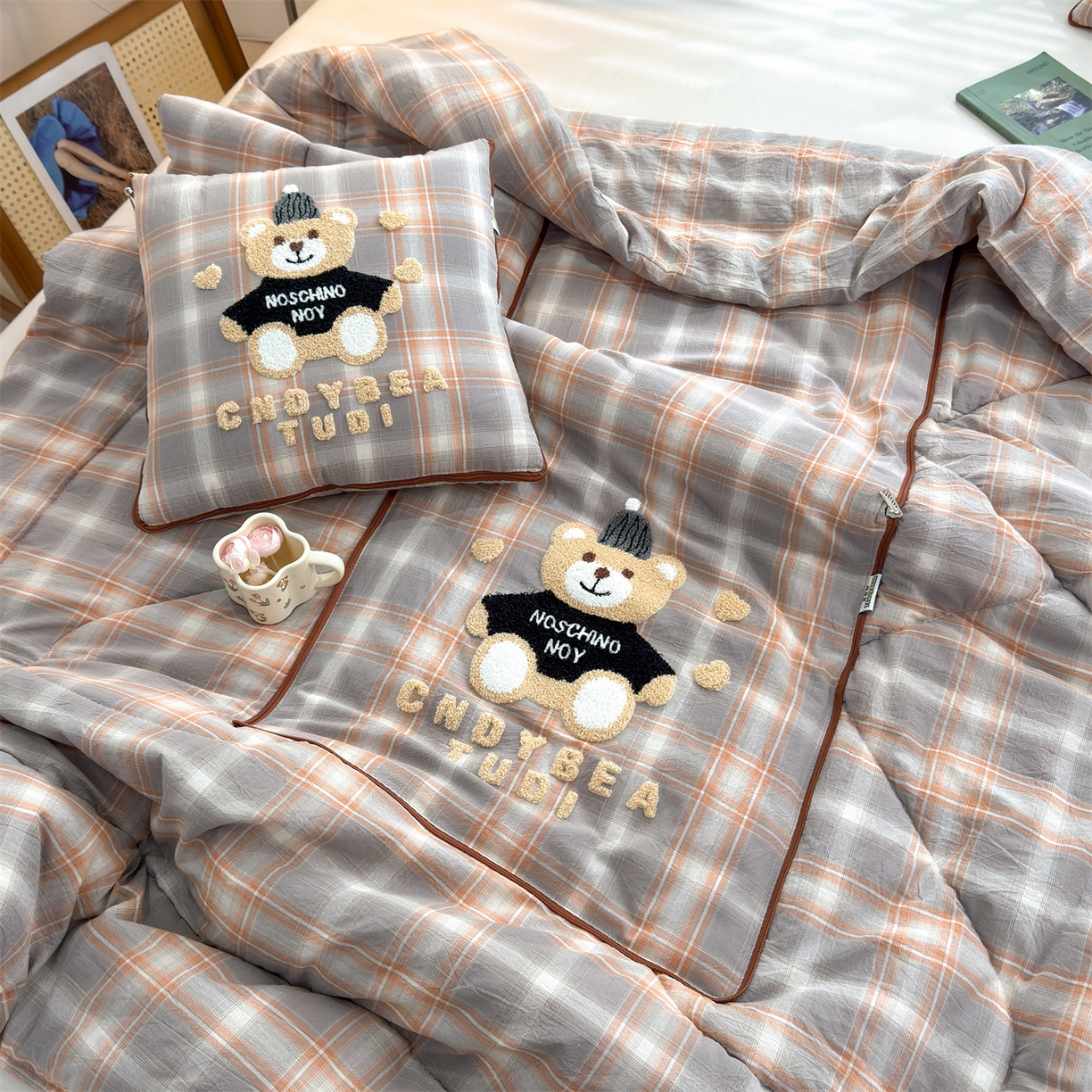 91家纺网 家纺一手货源 找家纺 宝马家纺（原梦童画） 2026新款全棉色织帽子熊抱枕被 可爱熊-橘