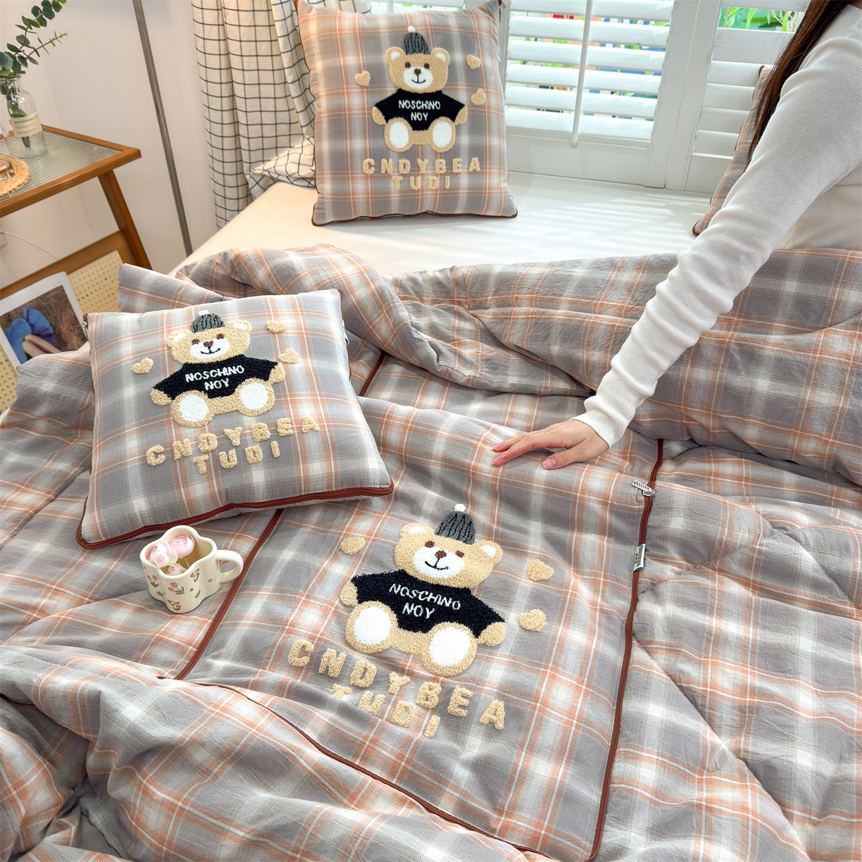 91家纺网 家纺一手货源 找家纺 宝马家纺（原梦童画） 2026新款全棉色织帽子熊抱枕被 可爱熊-橘