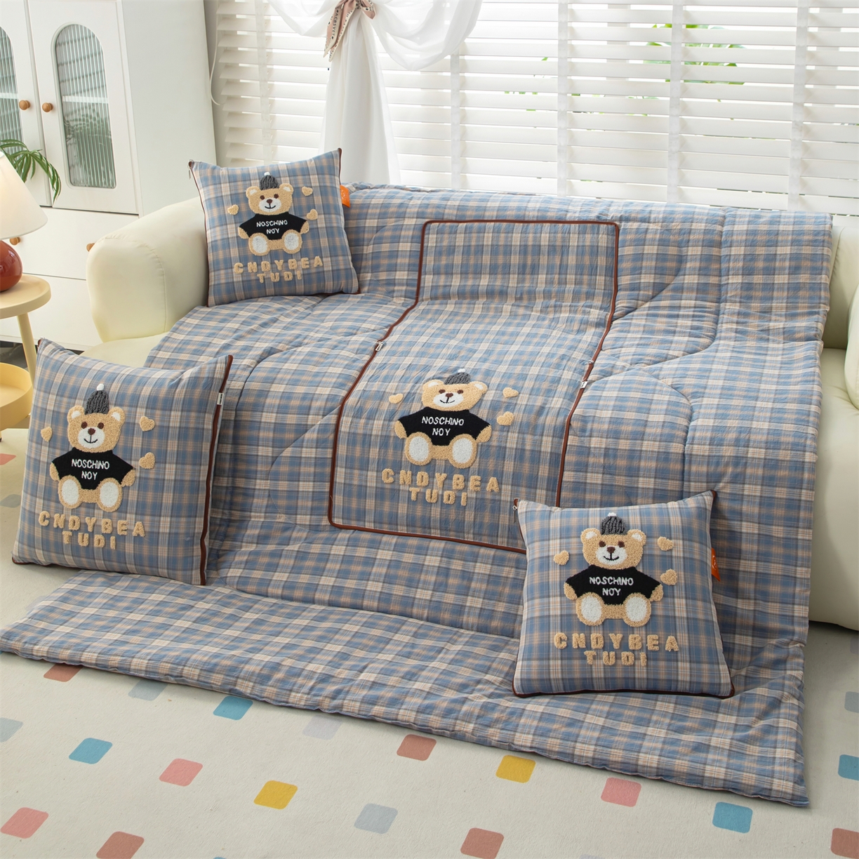 91家纺网 家纺一手货源 找家纺 宝马家纺（原梦童画） 2026新款全棉色织帽子熊抱枕被 可爱熊-蓝