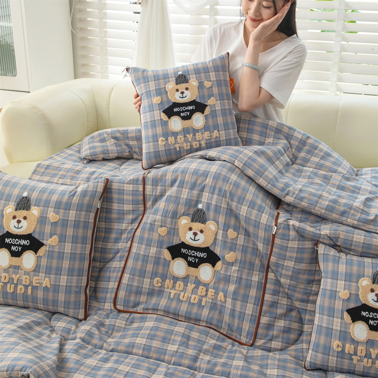 91家纺网 家纺一手货源 找家纺 宝马家纺（原梦童画） 2026新款全棉色织帽子熊抱枕被 可爱熊-蓝