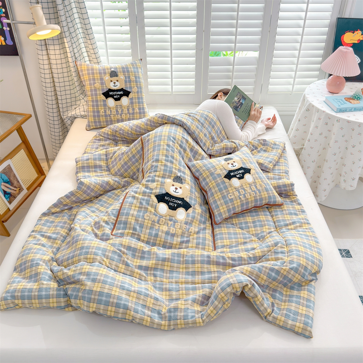 91家纺网 家纺一手货源 找家纺 宝马家纺（原梦童画） 2026新款全棉色织帽子熊抱枕被 可爱熊-黄