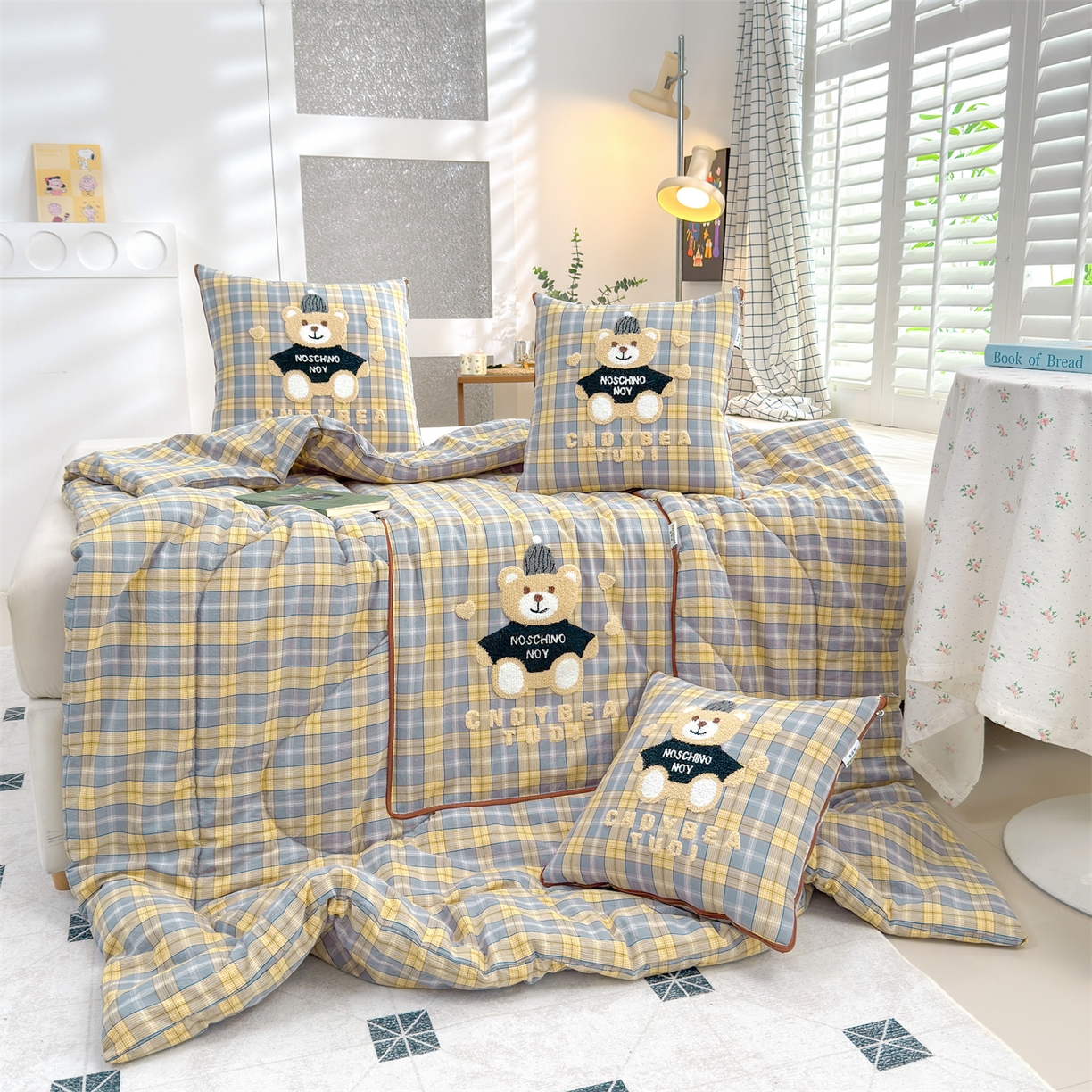 91家纺网 家纺一手货源 找家纺 宝马家纺（原梦童画） 2026新款全棉色织帽子熊抱枕被 可爱熊-黄