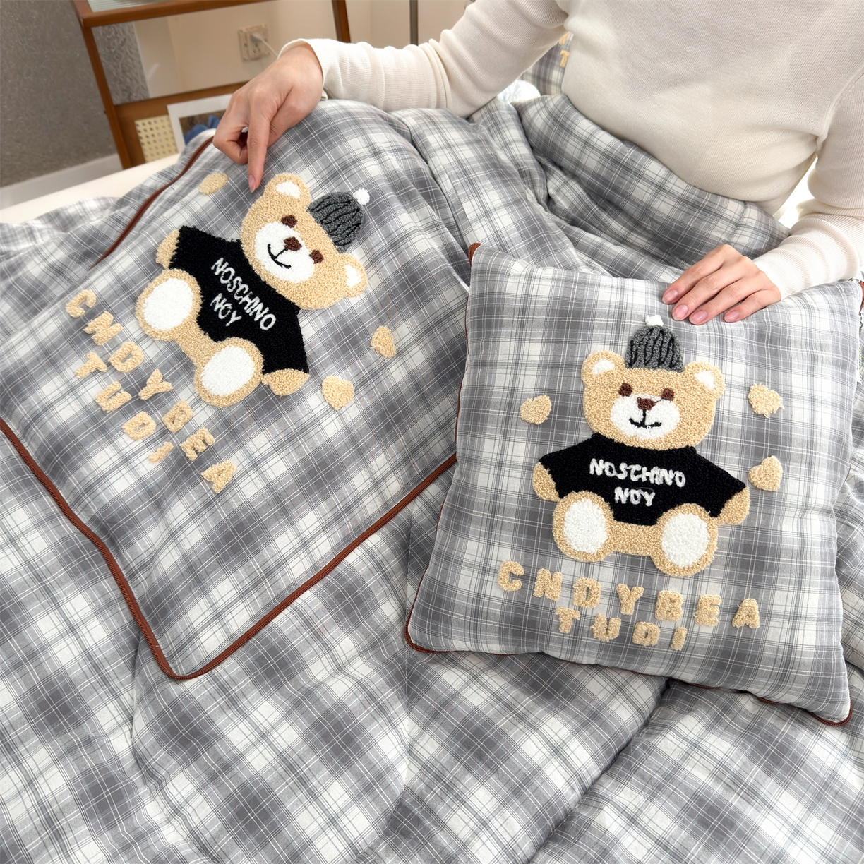 91家纺网 家纺一手货源 找家纺 宝马家纺（原梦童画） 2026新款全棉色织帽子熊抱枕被 可爱熊-灰