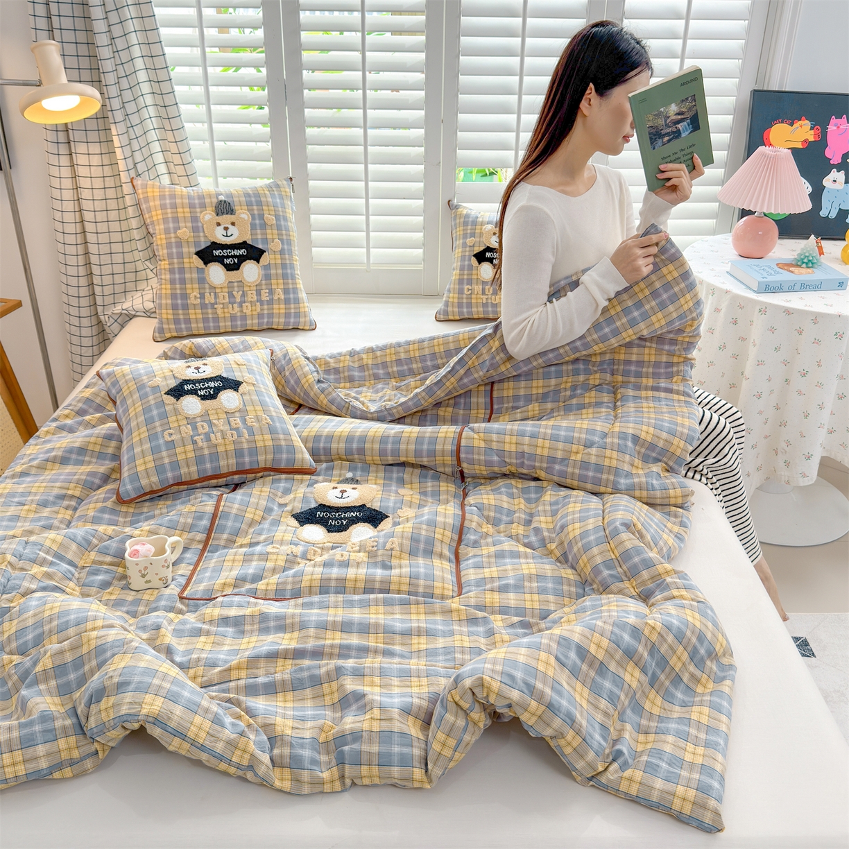 91家纺网 家纺一手货源 找家纺 宝马家纺（原梦童画） 2026新款全棉色织帽子熊抱枕被 可爱熊-黄