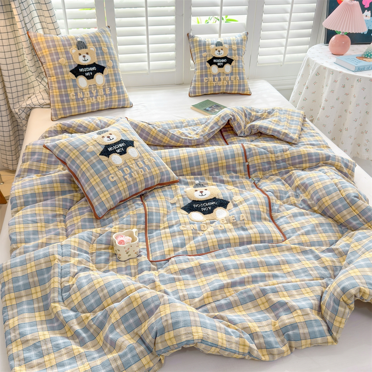 91家纺网 家纺一手货源 找家纺 宝马家纺（原梦童画） 2026新款全棉色织帽子熊抱枕被 可爱熊-黄