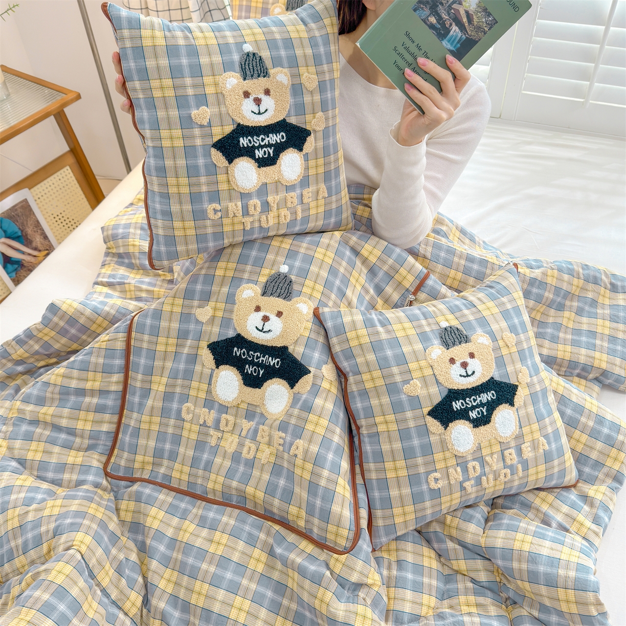 91家纺网 家纺一手货源 找家纺 宝马家纺（原梦童画） 2026新款全棉色织帽子熊抱枕被 可爱熊-黄