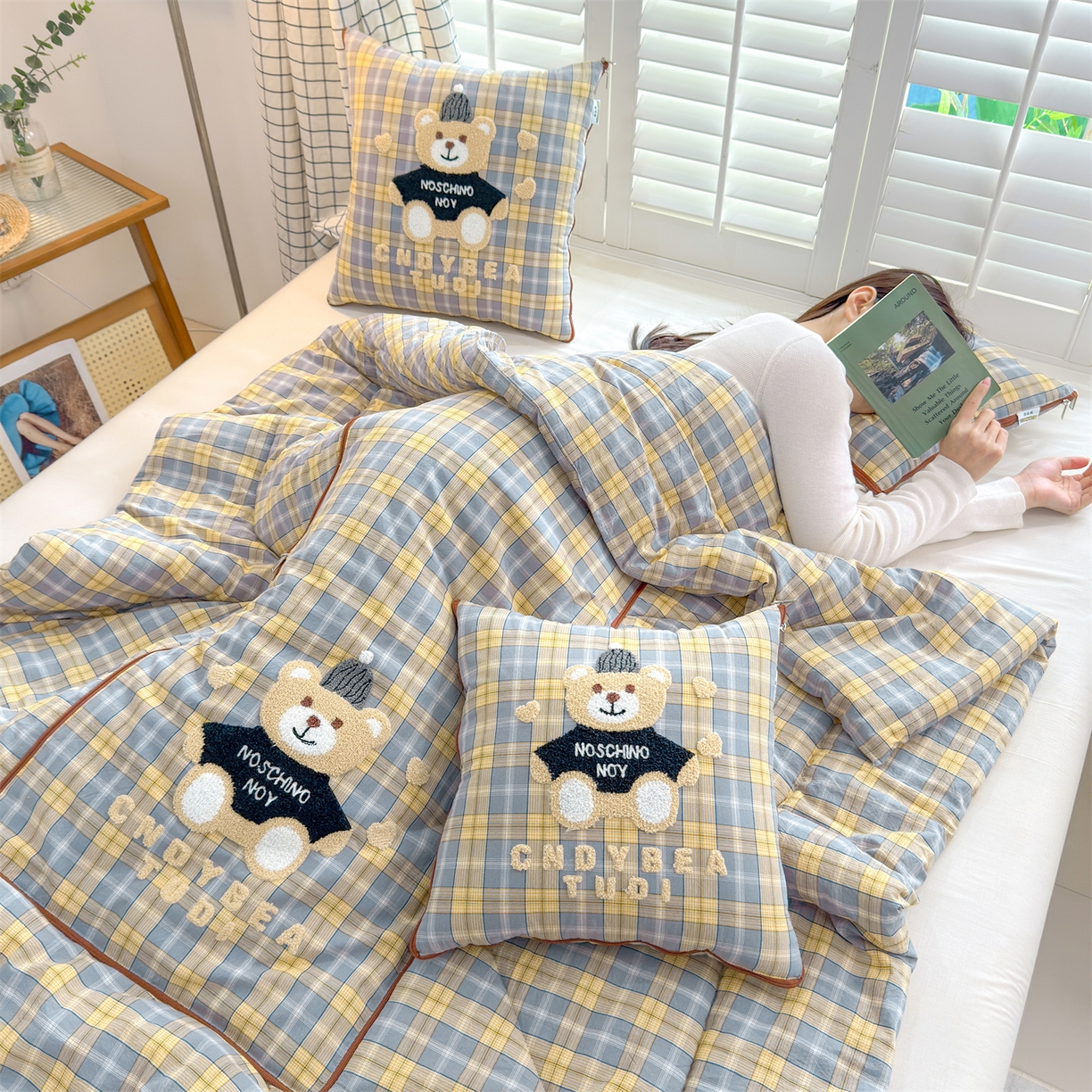 91家纺网 家纺一手货源 找家纺 宝马家纺（原梦童画） 2026新款全棉色织帽子熊抱枕被 可爱熊-黄