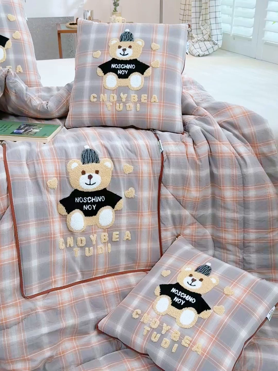 91家纺网 家纺一手货源 找家纺 宝马家纺（原梦童画） 2026新款全棉色织帽子熊抱枕被 可爱熊-橘