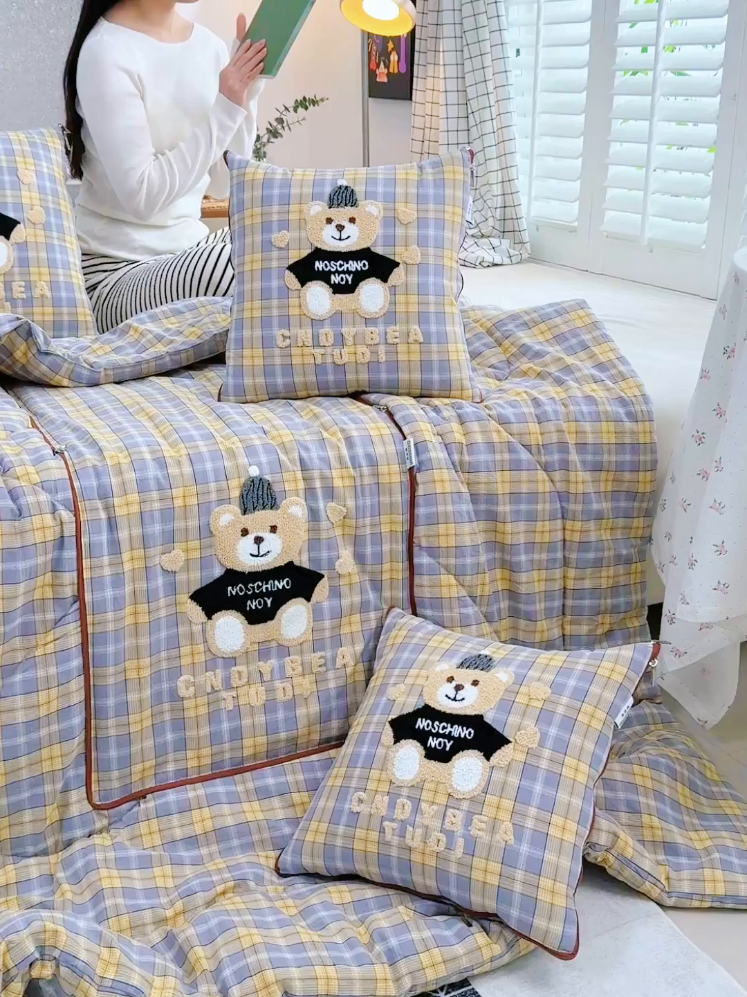 91家纺网 家纺一手货源 找家纺 宝马家纺（原梦童画） 2026新款全棉色织帽子熊抱枕被 可爱熊-黄