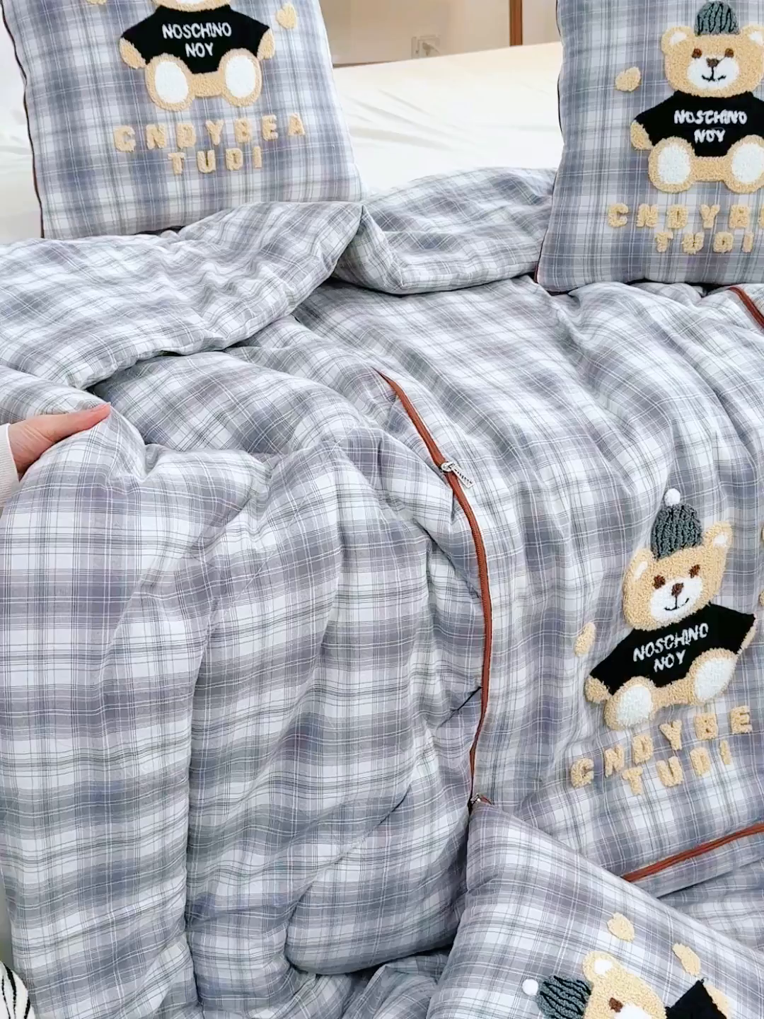 91家纺网 家纺一手货源 找家纺 （总）宝马家纺（原梦童画） 2026新款全棉色织帽子熊抱枕被