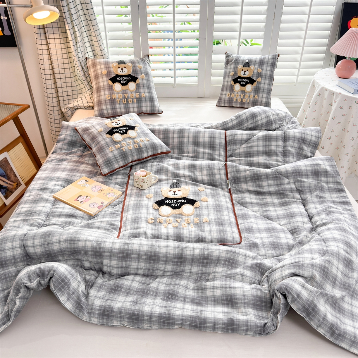 91家纺网 家纺一手货源 找家纺 宝马家纺（原梦童画） 2026新款全棉色织帽子熊抱枕被 可爱熊-灰