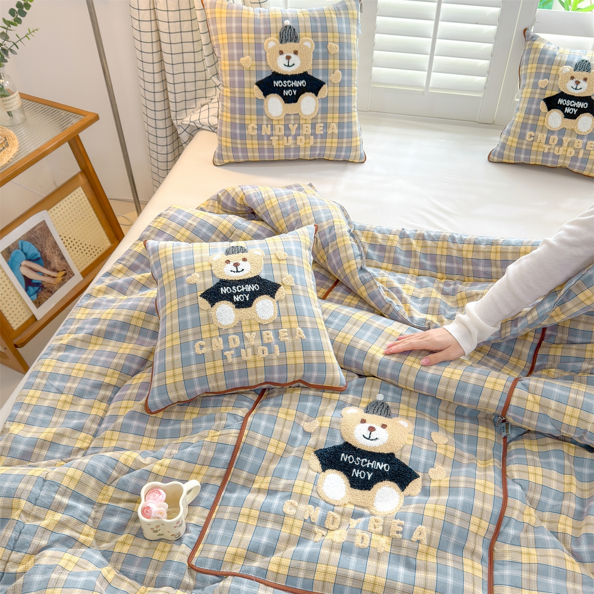 91家纺网 家纺一手货源 找家纺 宝马家纺（原梦童画） 2026新款全棉色织帽子熊抱枕被 可爱熊-黄