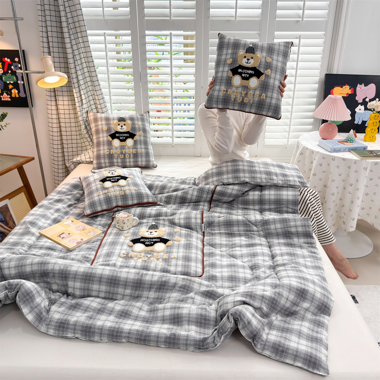 91家纺网 家纺一手货源 找家纺 宝马家纺（原梦童画） 2026新款全棉色织帽子熊抱枕被 可爱熊-灰