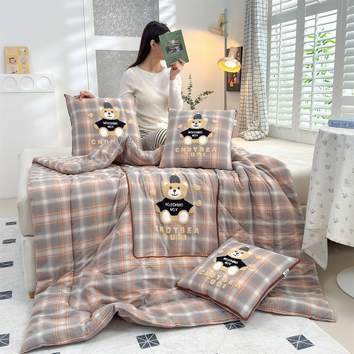 91家纺网 家纺一手货源 找家纺 宝马家纺（原梦童画） 2026新款全棉色织帽子熊抱枕被 可爱熊-橘