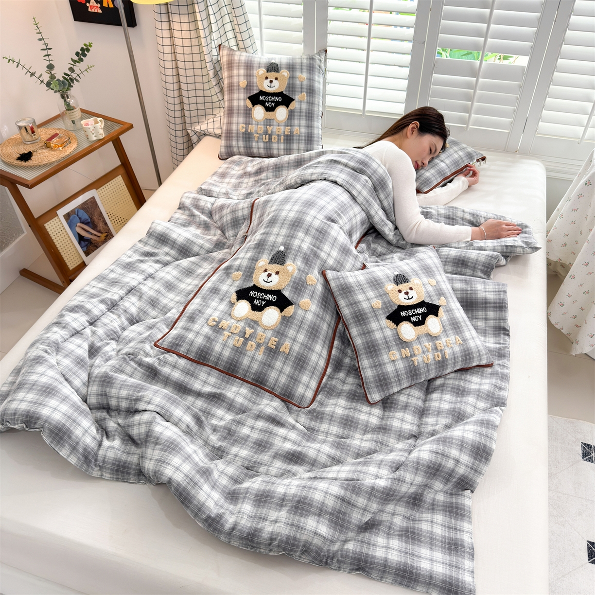 91家纺网 家纺一手货源 找家纺 宝马家纺（原梦童画） 2026新款全棉色织帽子熊抱枕被 可爱熊-灰