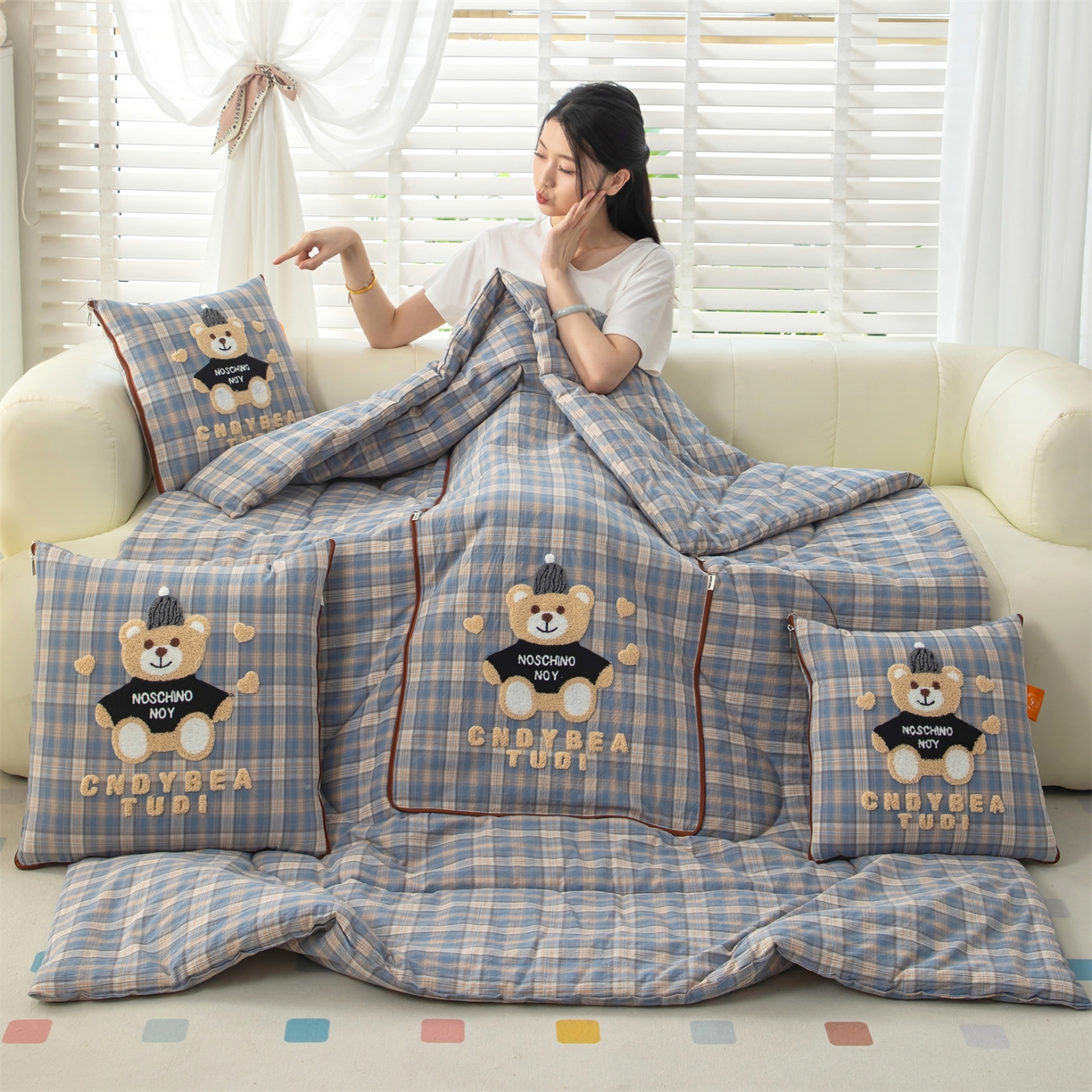 91家纺网 家纺一手货源 找家纺 宝马家纺（原梦童画） 2026新款全棉色织帽子熊抱枕被 可爱熊-蓝