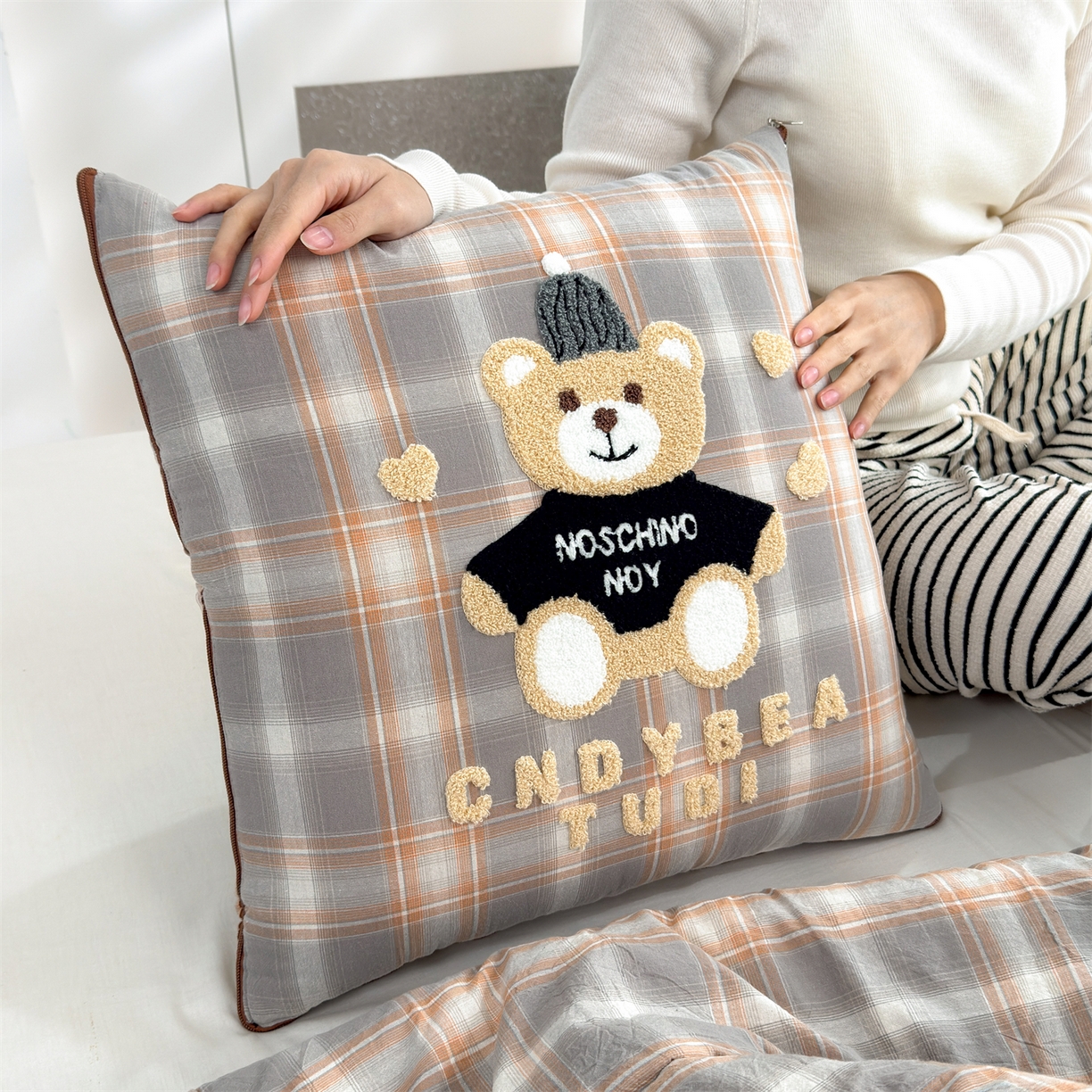 91家纺网 家纺一手货源 找家纺 宝马家纺（原梦童画） 2026新款全棉色织帽子熊抱枕被 可爱熊-橘