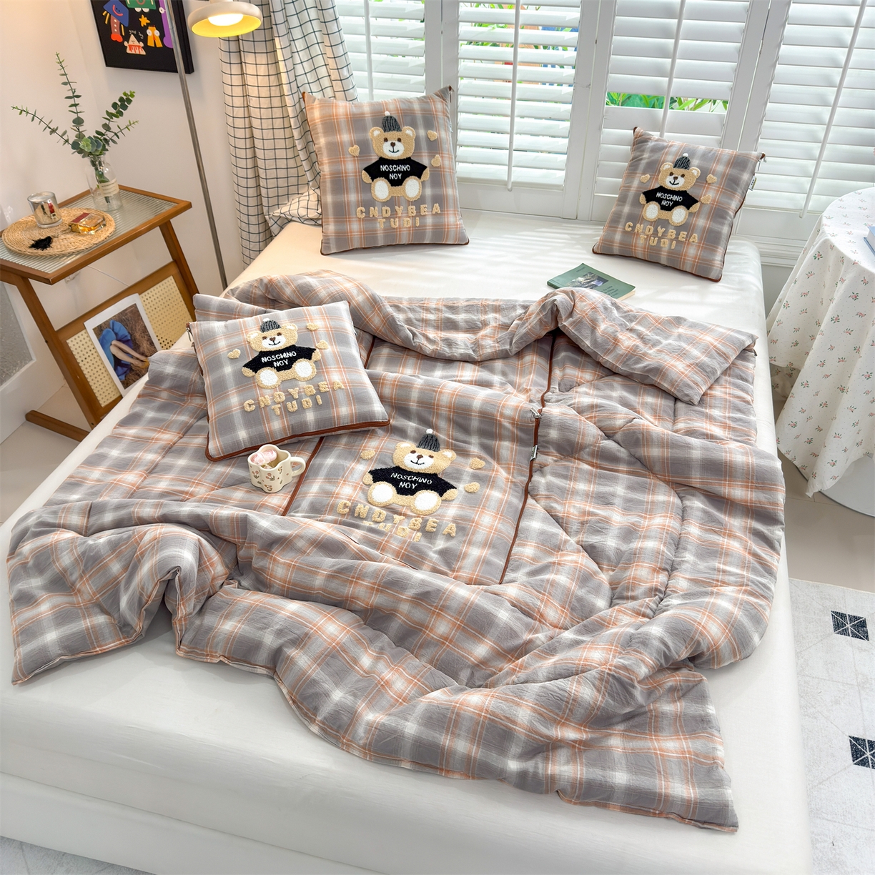 91家纺网 家纺一手货源 找家纺 宝马家纺（原梦童画） 2026新款全棉色织帽子熊抱枕被 可爱熊-橘