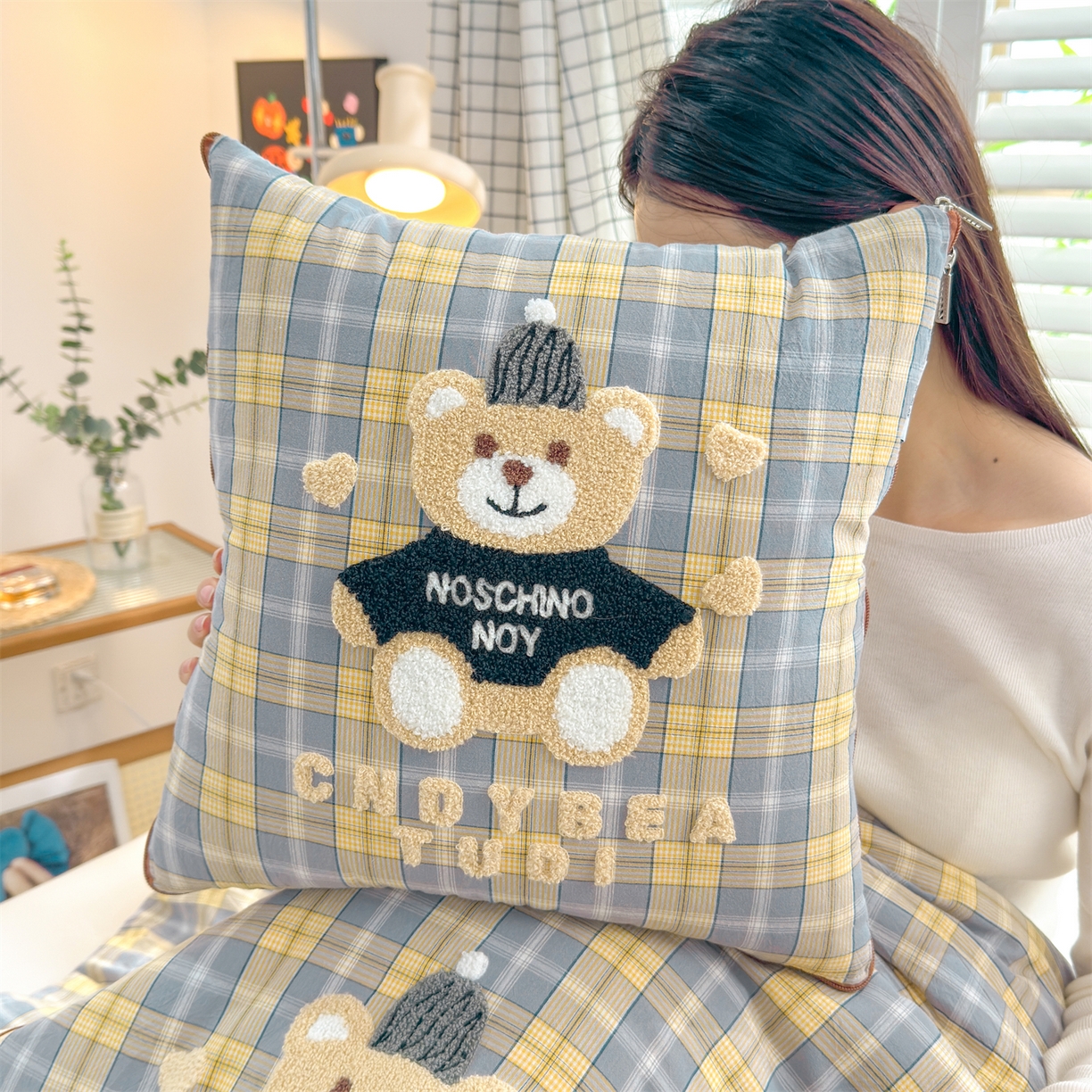 91家纺网 家纺一手货源 找家纺 宝马家纺（原梦童画） 2026新款全棉色织帽子熊抱枕被 可爱熊-黄