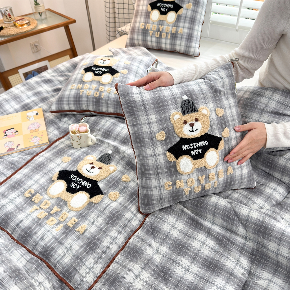 91家纺网 家纺一手货源 找家纺 宝马家纺（原梦童画） 2026新款全棉色织帽子熊抱枕被 可爱熊-灰