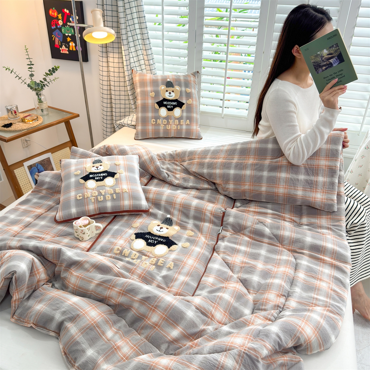 91家纺网 家纺一手货源 找家纺 宝马家纺（原梦童画） 2026新款全棉色织帽子熊抱枕被 可爱熊-橘