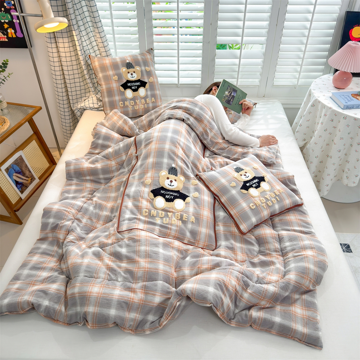 91家纺网 家纺一手货源 找家纺 宝马家纺（原梦童画） 2026新款全棉色织帽子熊抱枕被 可爱熊-橘