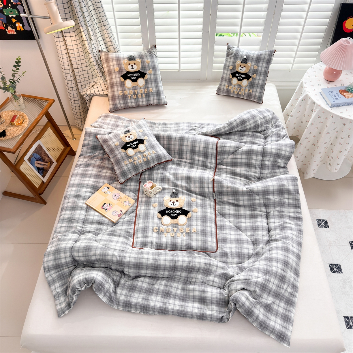 91家纺网 家纺一手货源 找家纺 宝马家纺（原梦童画） 2026新款全棉色织帽子熊抱枕被 可爱熊-灰