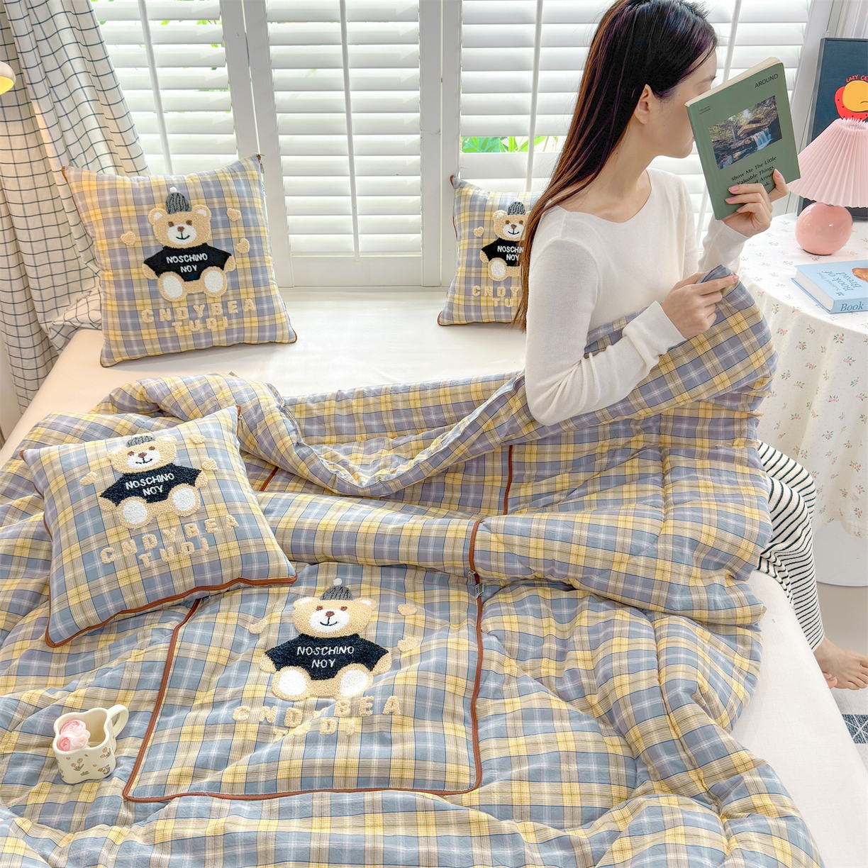 91家纺网 家纺一手货源 找家纺 宝马家纺（原梦童画） 2026新款全棉色织帽子熊抱枕被 可爱熊-黄