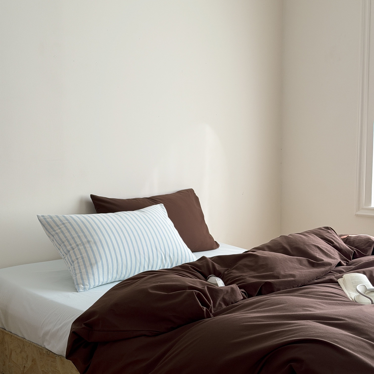 91家纺网 家纺一手货源 找家纺 蜜宿 2026新款纯色混搭全棉纯棉40s水洗棉四件套 海盐栗子（枕套蓝绿竖条+可可棕）