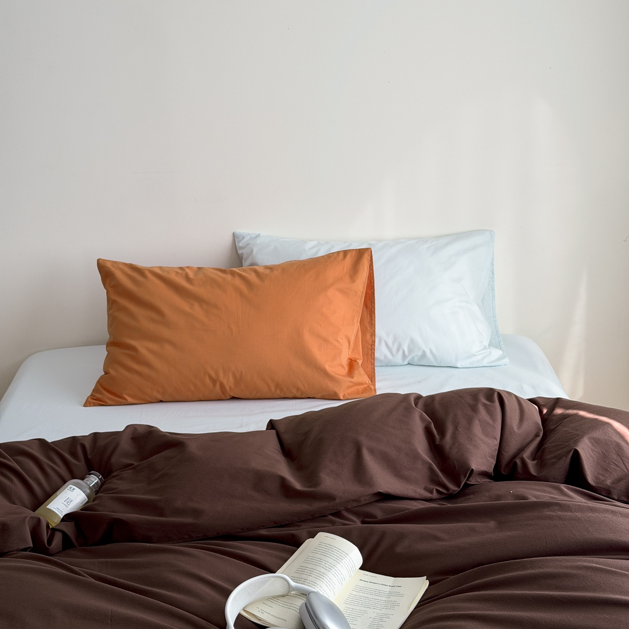 91家纺网 家纺一手货源 找家纺 蜜宿 2026新款纯色混搭全棉纯棉40s水洗棉四件套 海盐栗子（枕套蓝绿竖条+南瓜泥）