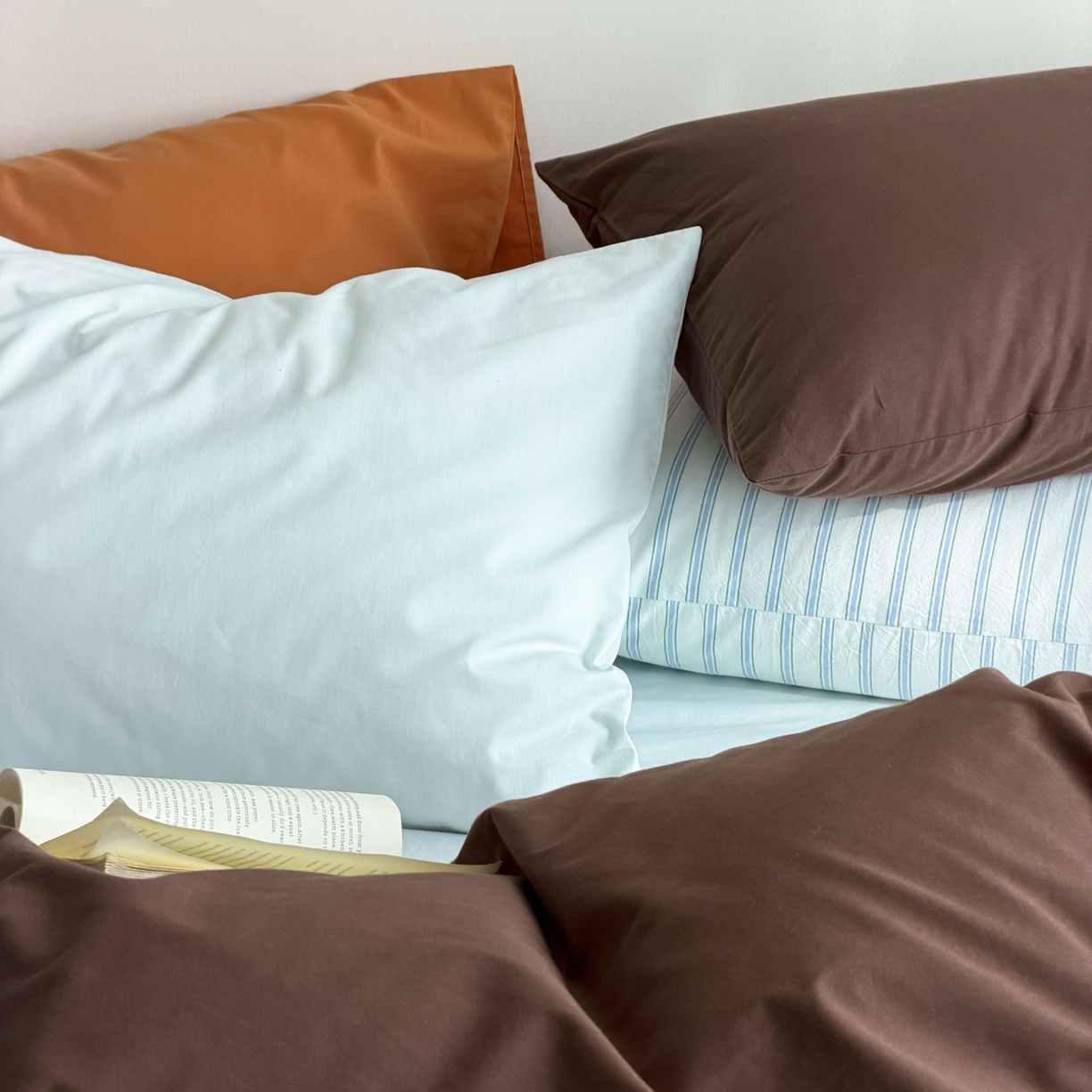 91家纺网 家纺一手货源 找家纺 蜜宿 2026新款纯色混搭全棉纯棉40s水洗棉四件套 海盐栗子（枕套蓝绿竖条+气泡绿）