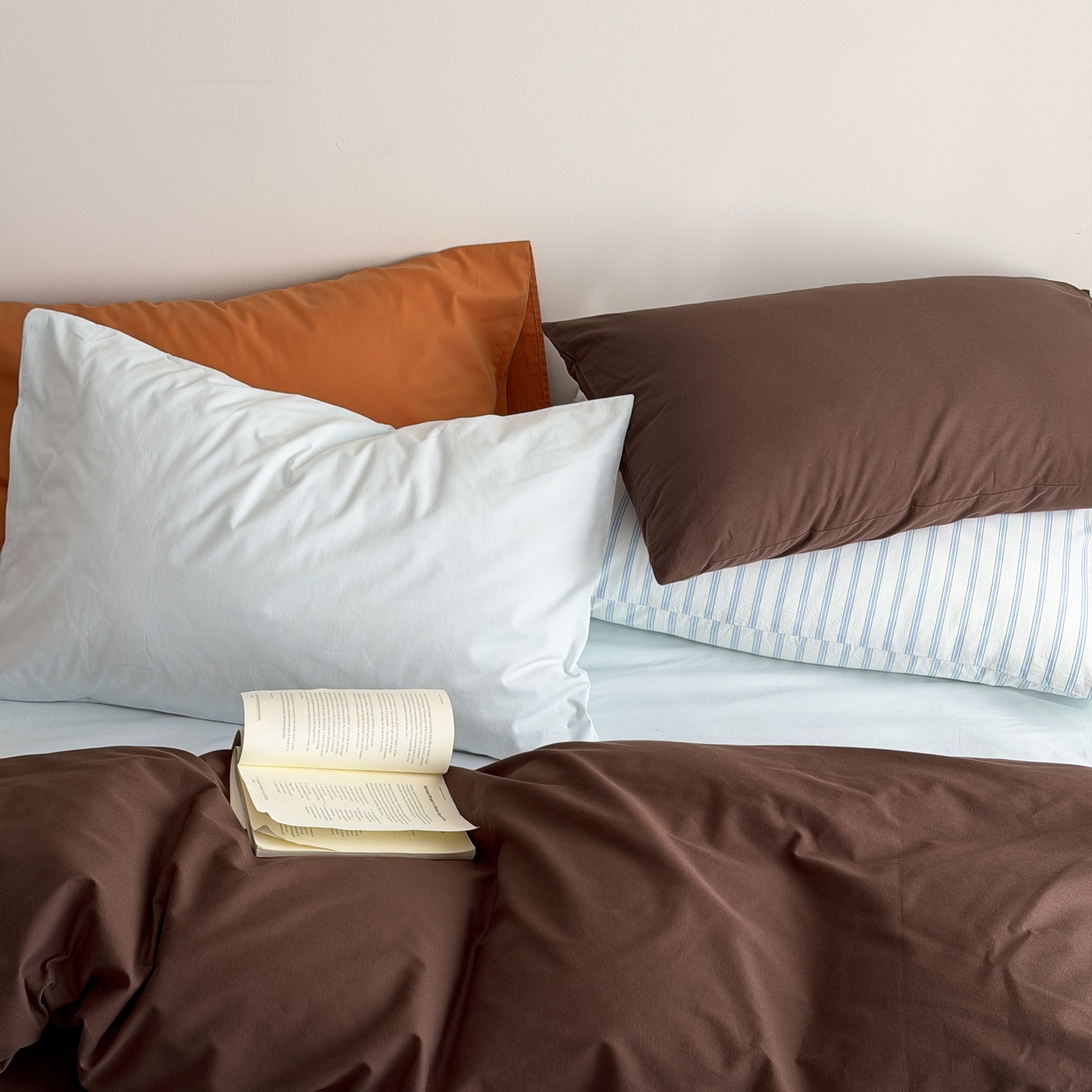 91家纺网 家纺一手货源 找家纺 蜜宿 2026新款纯色混搭全棉纯棉40s水洗棉四件套 海盐栗子（枕套蓝绿竖条+气泡绿）