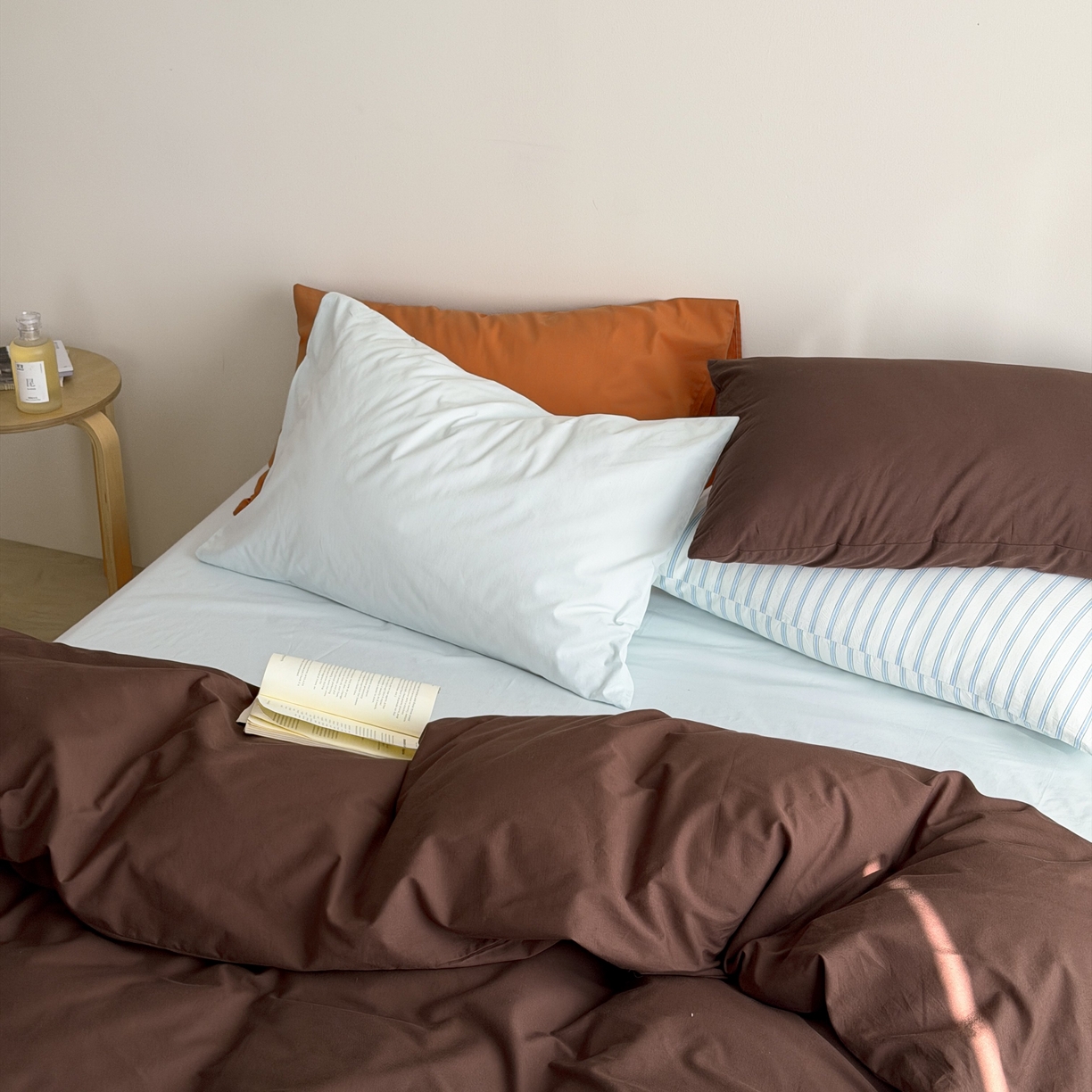 91家纺网 家纺一手货源 找家纺 蜜宿 2026新款纯色混搭全棉纯棉40s水洗棉四件套 海盐栗子（枕套蓝绿竖条+气泡绿）